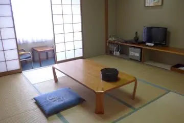 <p>This Japanese-style room is simple but comfortable.&nbsp;</p>