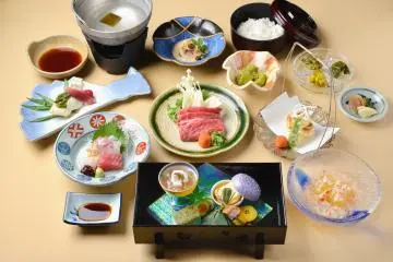 <p>The restaurant serves up a feast for dinner.</p>