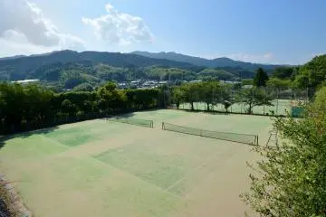 <p>There are five tennis courts, making it good for sports groups.&nbsp;</p>