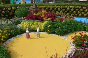 There are many specially designed flower beds around for the Greenery Fair.&nbsp;