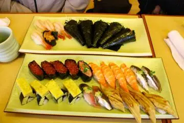 <p>ซูชิชิ้นใหญ่ๆเต็มปากเต็มคำ</p>