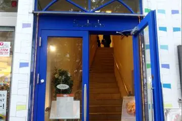 <p>The bold entryway to Sarabeth's in Daikanyama</p>