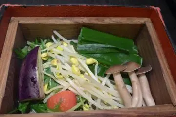 <p>A mix of seasonal vegetables grown in Kyoto are steamed together in this box.&nbsp;</p>