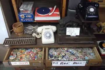 <p>A table of random stuff</p>