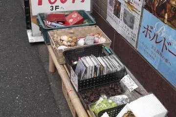 <p>This box of hundred-yen goodies outside is what first caught my eye</p>