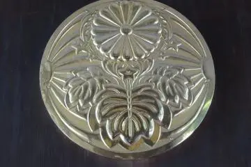 <p>Ukiran di pintu Kuil Togo</p>