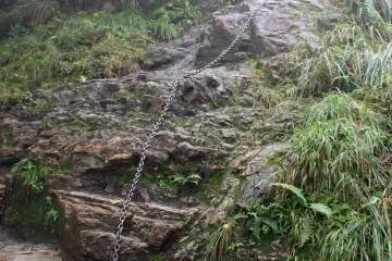 <p>Several steep stone slopes with chains prepare climbers for the first test &nbsp;</p>