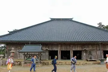 <p>The main hall of Ominesanji Temple at the top of the mountain</p>