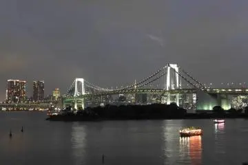 <p>Di dekat Odaiba, Anda bisa juga melihat cahaya Jembatan Pelangi pada malam hari</p>
