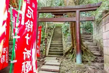 <p>As you walk towards the back of this shrine look carefully for the ascending staircase to the right of this 'torii' (gate)</p>