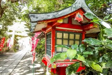<p>Just one of the many colorful lanterns found within this shrine</p>