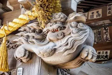 <p>A dragon looks down on every worshipper!</p>