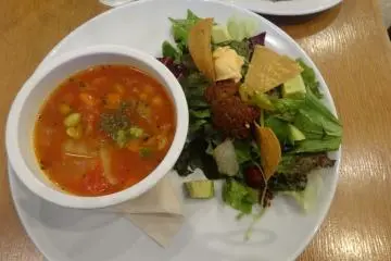 Sepiring sup dan salad di Eat More Greens
