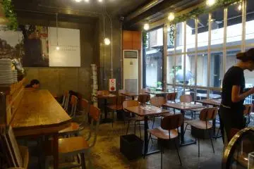 Interior dalam restoran dengan jumlah tempat duduk yang lumayan banyak