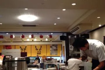 Ruang sarapan Art Hotel Color Aomori yang didekorasi dengan teliti