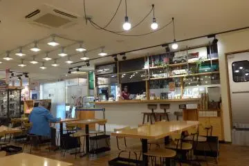 <p>Kafe ini memiliki ruang terbuka yang cukup luas namun tetap terasa nyaman</p>