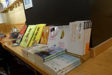<p>Ada banyak macam buku yang bis Anda pilih. Namun Anda tetap boleh membawa koleksi buku Anda sendiri.</p>