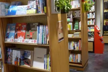 <p>Koleksi buku dengan judul lebih beragam dapat dijumpai di toko buku yang bersebelahan dengan kafe.</p>