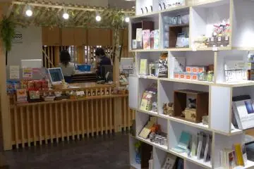 <p>Bagian toko ini juga menjual berbagai peralatan menulis.</p>
