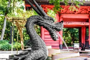 <p>A la sortie oppos&eacute;e, vous pourrez voir un autre dragon avec la porte color&eacute;e Niten-mon en fond</p>