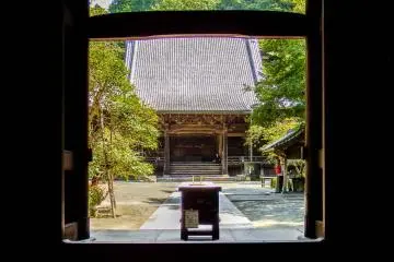 <p>Vue sur le b&acirc;timent Soshi-dō depuis la porte Niten-mon</p>