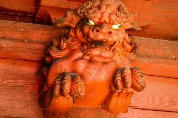 <p>Un dernier regard sur l'une des nombreuses sculptures color&eacute;es de dragon de la porte Niten-mon</p>