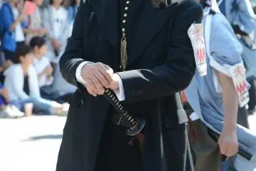 퍼레이드 중 사진을 위해 포즈 중