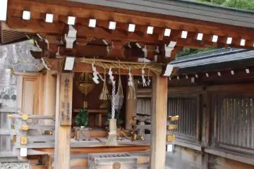 <p>The fifth and possibly second most important god enshrined at Niu-Kawakami Kamisha Shrine is Yamano Kami, a god of the mountains who had two daughters, one who was all things beautiful (but extremely delicate), and one who was all things strong (but very ugly). The fairy tale that goes with Yamano Kami and his two daughters is too long to put in this description</p>
