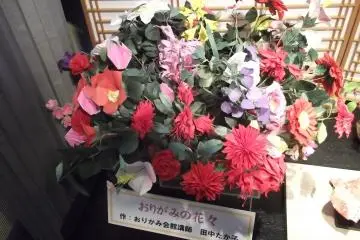<p>This entire arrangement is made of paper</p>