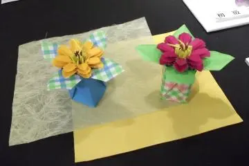 <p>More origami flowers</p>