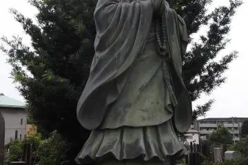 <p>But this devotee looks kind of stern</p>