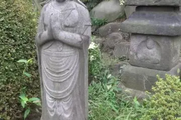 <p>There's a lot of greenery in many of the temple grounds</p>