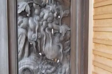 <p>Carving on a side panel of a temple hall</p>
