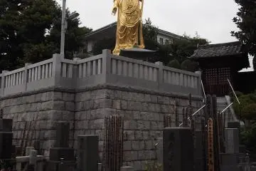 <p>The big golden Kannon at Zenshou-an</p>