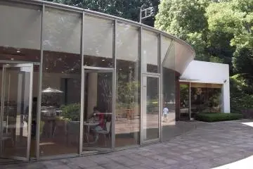 <p>The big windows give lots of light</p>