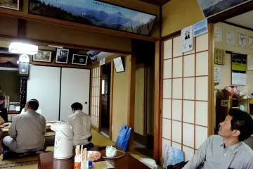 타타미 식사 공간은 친근하게 느껴지고 흥미로운 사진도 있다