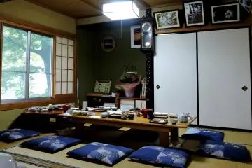 타타미 매트 방석의 낮은 테이블. 서양식 테이블도 있는데 이게 더 낫다.