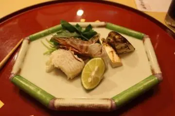 <p>Ingredients for a mini nabe</p>