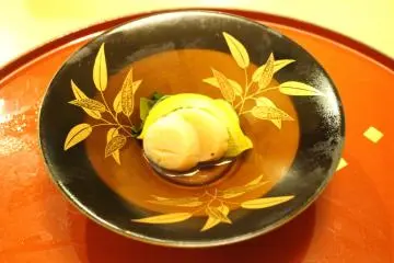 <p>Scallops in a lemon skin &nbsp;</p>
