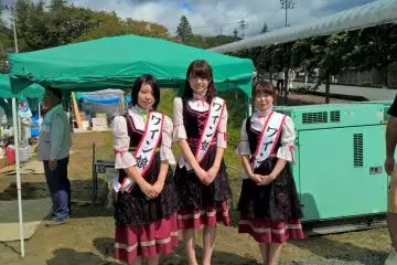 <p>Gadis berdandan Bavarian memberikan sambutan selamat datang kepada pelanggan pada festival wine tahunan ke 46.</p>