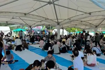 <p>Beberapa pengunjung menikmati festival di bawah kanopi</p>
