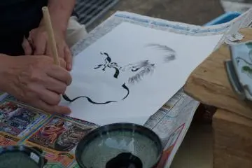 <p>ศิลปินคนนี้มีประสบการณ์การวาดภาพม้าบนเครื่องปั้นดินเผามากว่าสิบปี เธอใช้เวลาน้อยกว่าห้านาทีในการวาดภาพ</p>