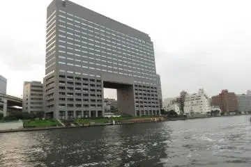 <p>Terdapat banyak perusahaan Jepang yang berlokasi di sepanjang &nbsp;sungai Sumida. Ini merupakan desain arsitektur yang unik.</p>
