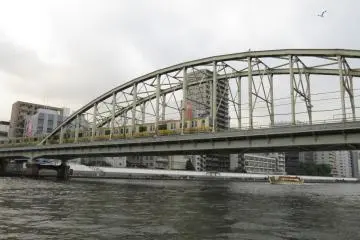 <p>Kereta melintas diatas Sungai Sumida</p>