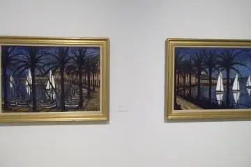 <p>I guess this shows two views from the same point on the quay, or from opposite ends</p>