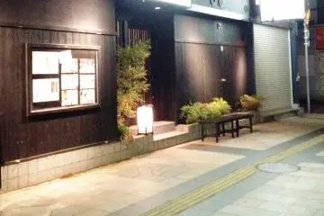 <p>The restaurant's location between the train station, ferry terminal and the tram stop makes it easy to get home even after a big meal.&nbsp;</p>