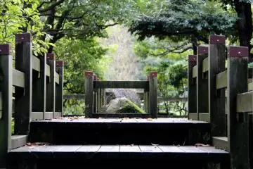 <p>Juga ada jembatan yang mengandung arsitektur simetris</p>