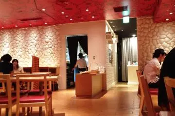 <p>Elegant lines and mood lighting makes it a special place to eat out.</p>