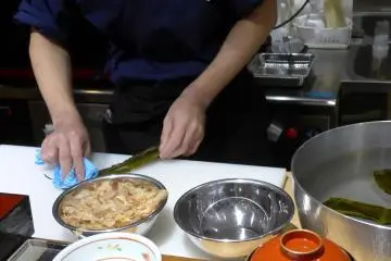 The chef shows how to clean the kelp before boiling.