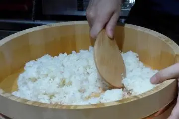 After pouring the vinegar, it is time to mix the rice well.&nbsp;